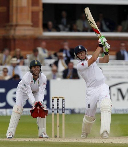 England's Jonny Bairstow (R) hits a shot for 4 runs watched by South African wicketkeeper AB de Villiers